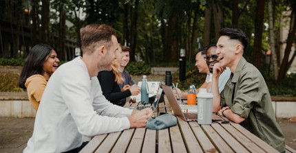 Studierende im Café