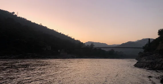 Alaknanda-Fluss bei Abenddämmerung in Srinagar.