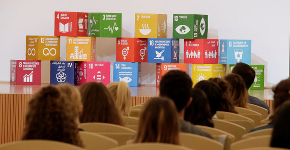 Blick auf Studierende in einem Hörsaal von hinten.