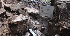 Fundort des männlichen Skeletts in einer Höhle im äthiopischen Hochland (Foto: John W. Arthur)